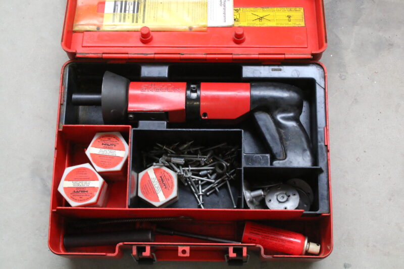 Hilti DX600N Bolzensetzgerät Bolzenschussgerät Nagel im Koffer + Zubehör DX 600N