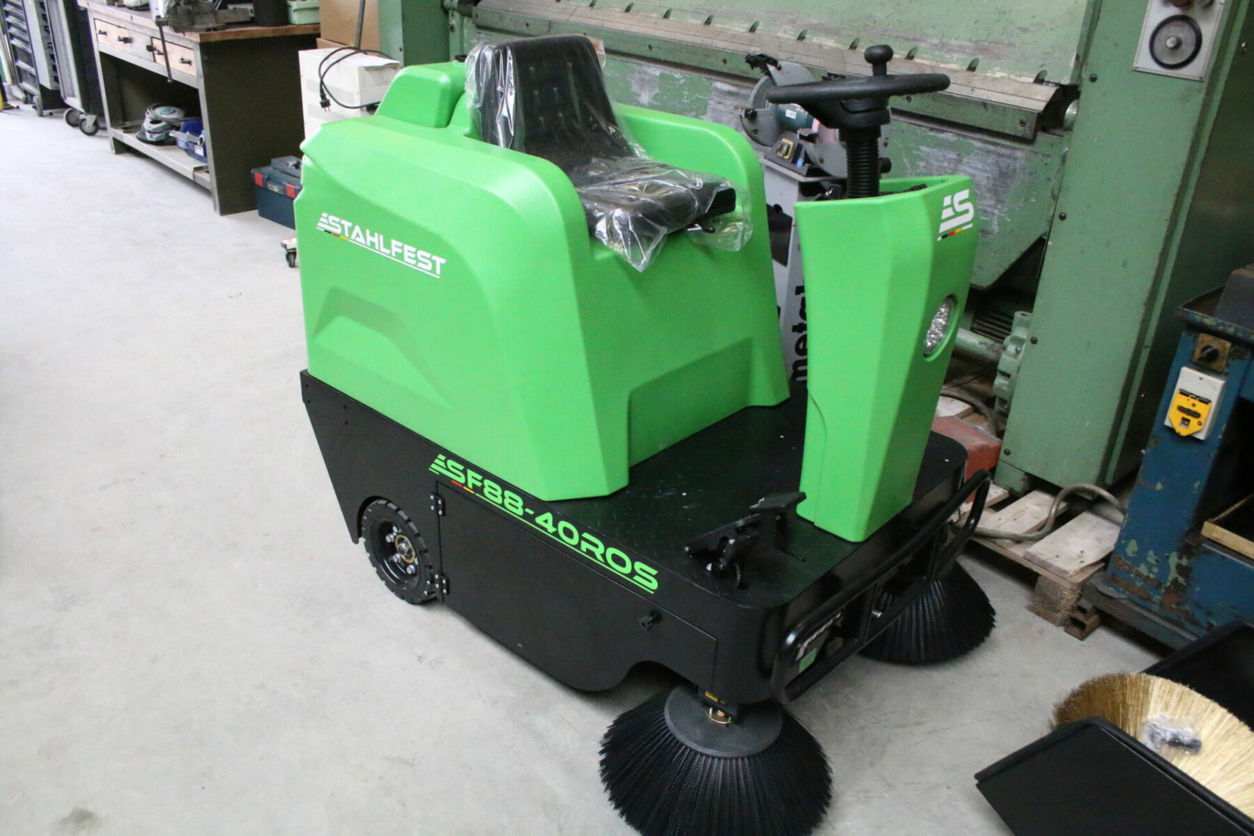 Stahlfest SF88-40ROS Kehrmaschine Aufsitzkehrmaschine elektr. Reinigungsmaschine NEU