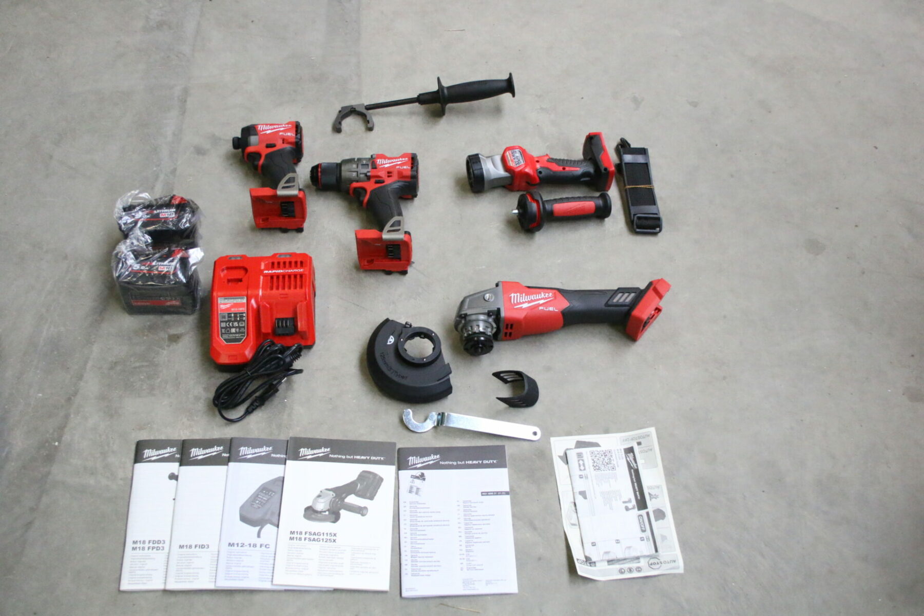 Milwaukee M18 POWERPACK M18 SET, 4 Geräte, 2x 5,0 Ah und Ladegerät in Tasche