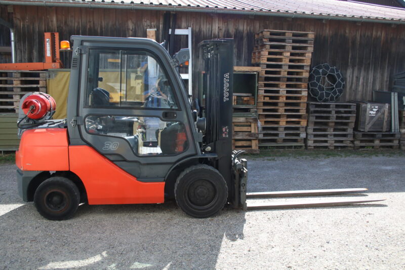 Toyota 02-8FGF30 Treibgasstapler Gabelstapler Stapler 3 t Hubhöhe 4700mm