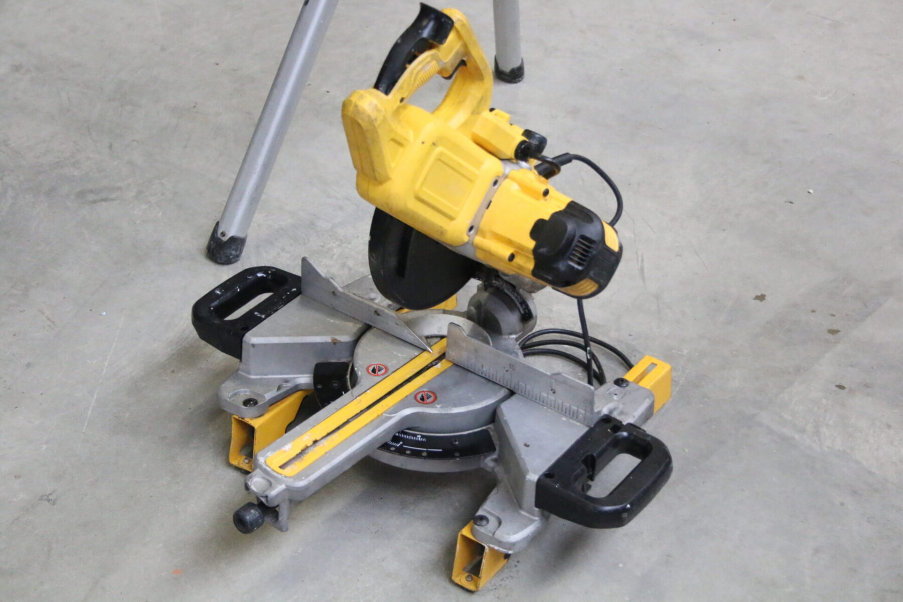 Dewalt DWS774- QS paneelsäge Säge Kappsäge mit Stütze DE7033 XJ – Bild 2