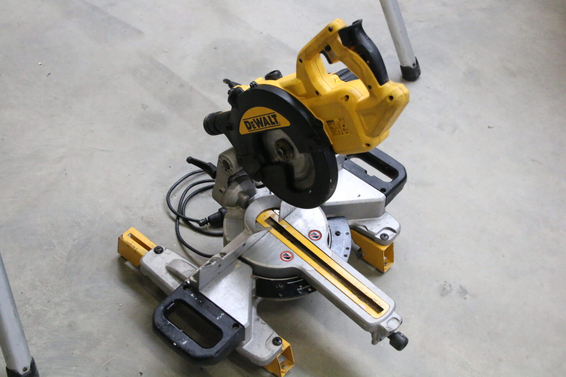 Dewalt DWS774- QS paneelsäge Säge Kappsäge mit Stütze DE7033 XJ – Bild 3